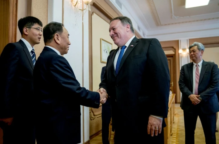 Le secrétaire d'Etat américain Mike Pompeo accueilli par le bras droit du leader nord-coréen, Kim Yong Chol, à Pyongyang, le 6 juillet 2018 