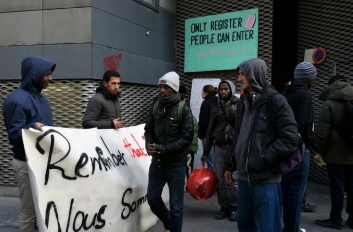 Manifestants et migrants devant le lycée Jean-Jaures le 3 mai 2016 à Paris