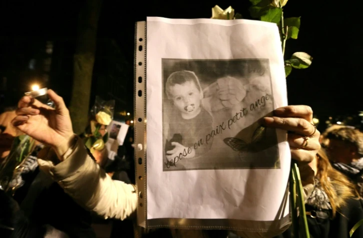 Portrait de Tony, 3 ans, mort le 26 novembre sous les coups du conjoint de sa mère, brandi lors d'une marche blanche à sa mémoire, le 30 novembre 2016 à Reims