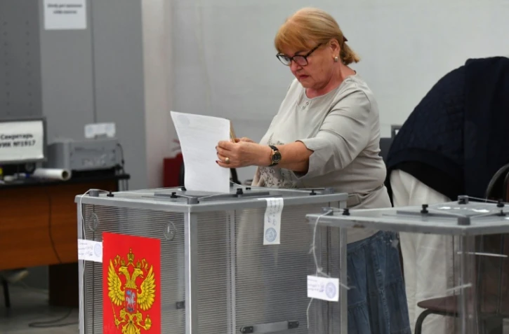 Une électrice vote lors des élections régionales, le 10 septembre 2023 à Rostov, en Russie