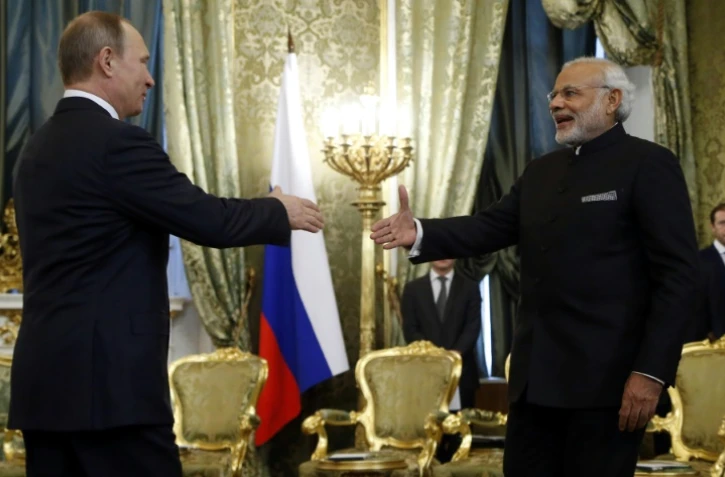 Le président russe Vladimir Poutine (g) et le Premier ministre indien Narendra Modi, le 24 décembre 2015 à Moscou