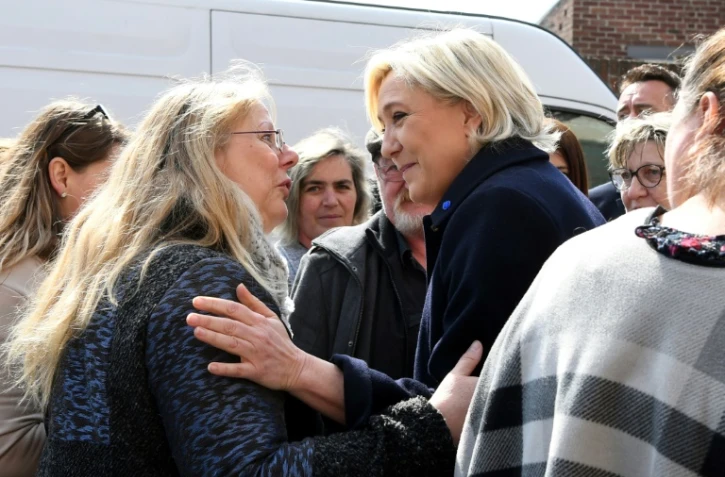 Marine Le Pen avec des habitants de Rouvroy près d'Hénin-Beaumont (Hauts-de-France), le 24 avril 2017 