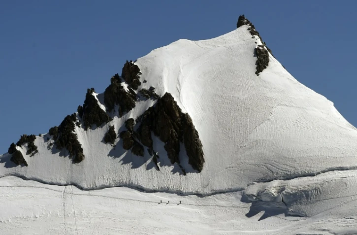 Des grimpeurs marchent sur le Mont Blanc du Tacul le 25 août 2016 à Chamonix
