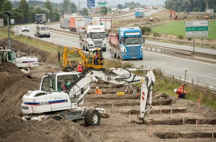 Les premiers travaux d'un nouveau mur pour prévenir l'intrusion de migrants, ont débuté le 20 septembre 2016, à Calais