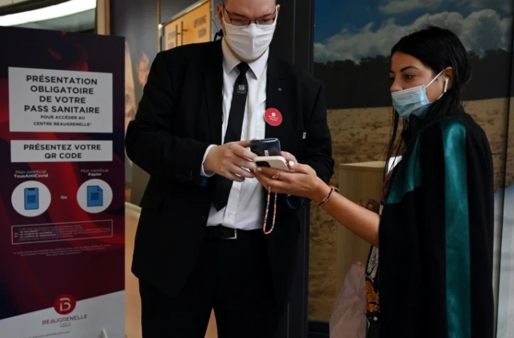 Vérification du pass sanitaire le 16 août 2021 à l'entrée du centre commercial Beaugrenelle à Paris