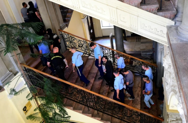 Des trafiquants, accusés de la mort par suffocation de 71 migrants dans un camion frigorifique, arrivent sous escorte policière au tribunal de Kecskemet, le 21 juin 2017 en Hongrie