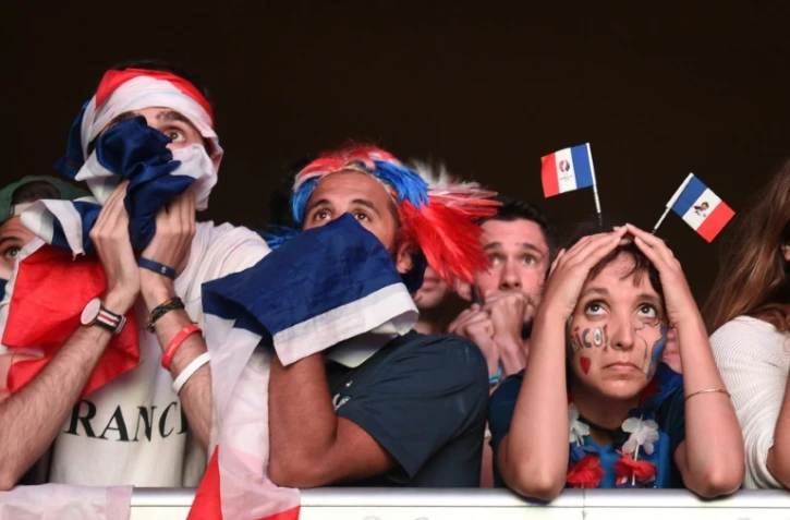 Le désarroi des supporters français après la finale perdu face au Portugal, dans la fanzone de Bordeaux, le 10 juillet 2016