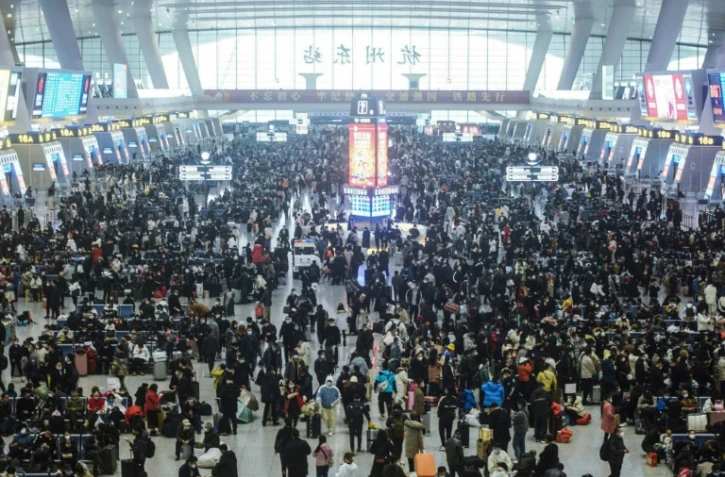 Une foule de voyageurs à la gare de Hangzhou, avant le Nouvel an lunaire, le 29 janvier 2022 en Chine