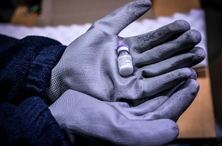 Un flacon du vaccin Pfizer-BioNTech présenté à la pharmacie centrale des hôpitaux près de Paris, le 26 décembre 2020