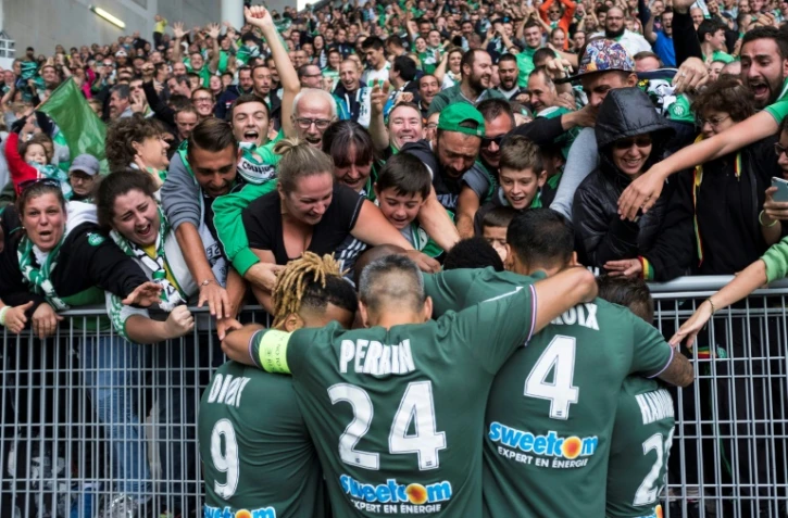 Les Stéphanois communient avec leurs supporters après un but face au SCO Angers à Geoffroy-Guichard, le 10 septembre 2017