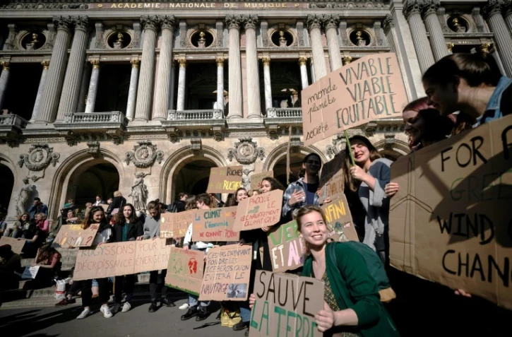 Des étudiants manifestent pour l'environnement et le climat à Paris, le 22 férvier 2019