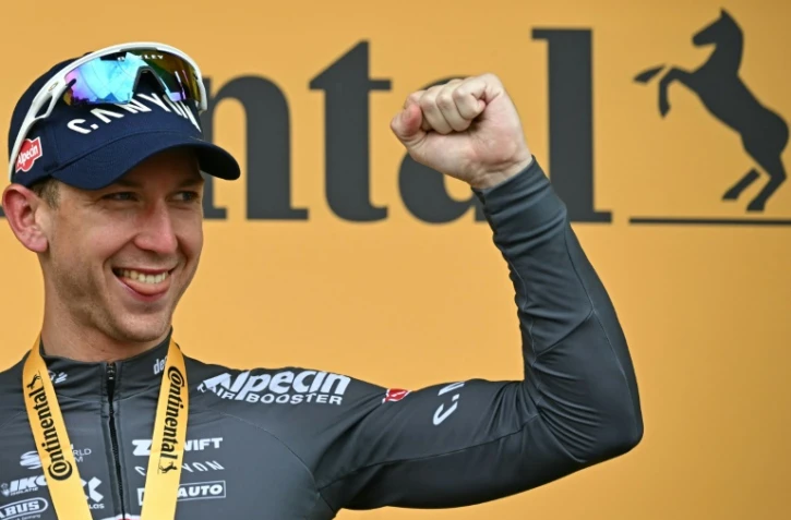 L'Australien Kaden Groves célèbre sa victoire lors de la 20e étape du Tour de France, à Pontarlier, le 26 juillet 2025