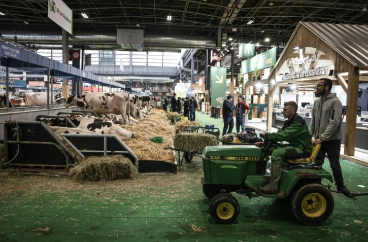 Un agriculteur sur son tracteur à la veille de l'ouverture du 61ème Salon de l'agriculture à Paris le 21 février 2025 