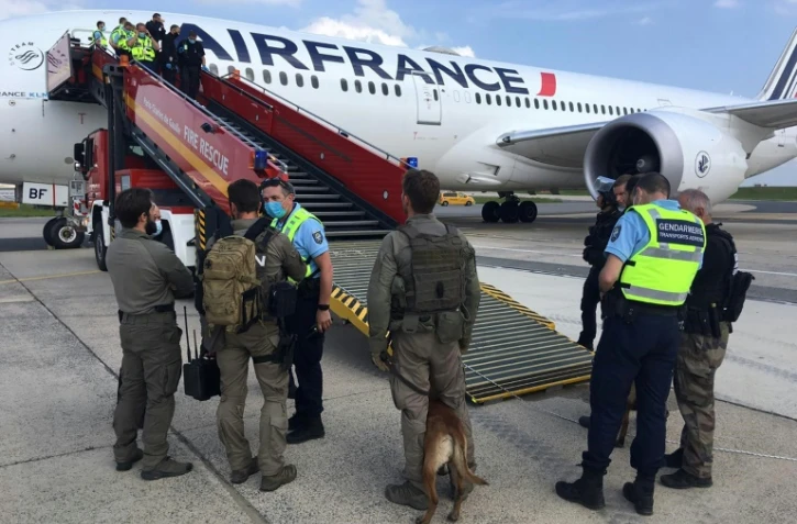 Des membres du GIGN et de la police aéroportuaire sur la piste de l'aéroport de Roissy-Charles de Gaulle, le 3 juin 2021 aporès une alerte à la bombe