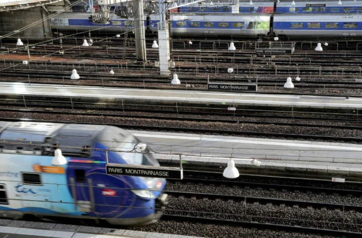La SNCF a conseillé à ses "clients de reporter leurs déplacements" mercredi, au deuxième jour de fortes chutes de neige qui rendent difficile la circulation des trains de banlieue ou à grande vitesse en Ile-de-France