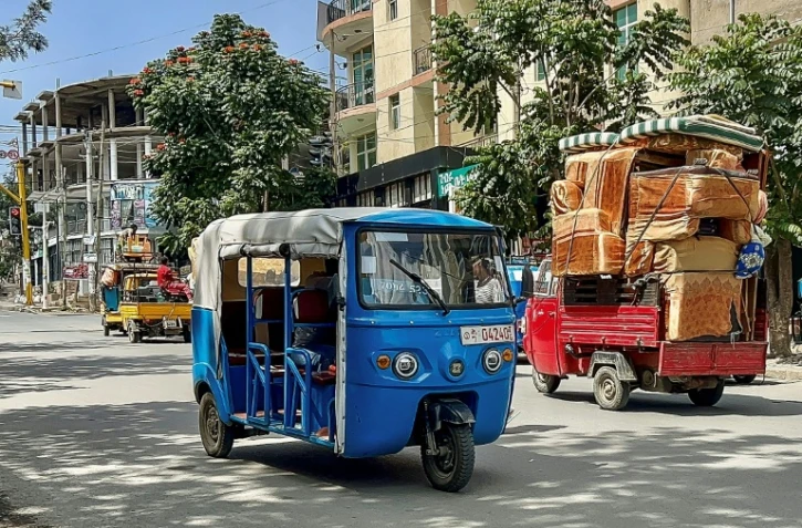 Des conducteurs de tuk-tuk à Mekele, la capitale de l'Etat régional éthiopien du Tigré où les troupes des autorités rebelles quittent la ville en masse, le 3 octobre 2026