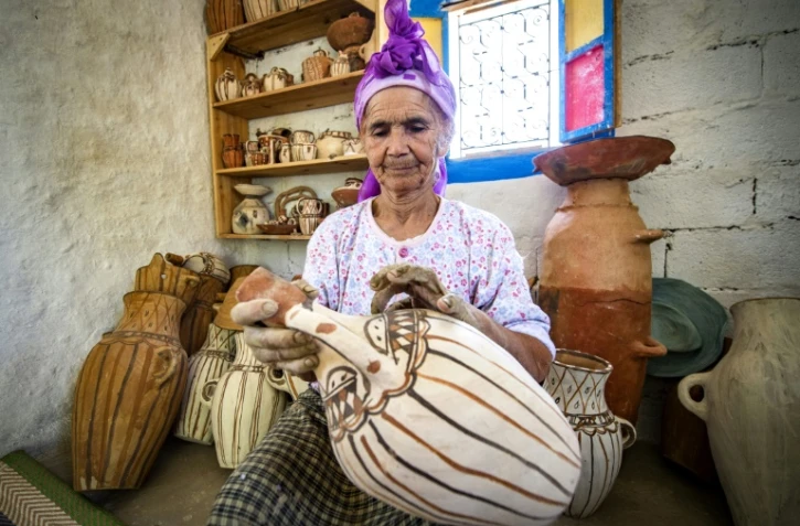 La potière Aïcha Tabiz, alias "Mama Aïcha", le 12 juin 2019 à Ourtzagh, au Maroc