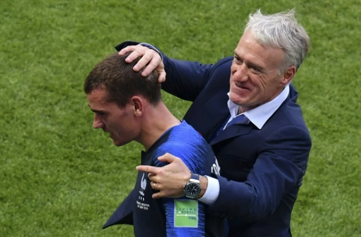 Le sélectionneur des Bleus Didier Deschamps  congratule l'attaquant Antoine Griezmann lors du match face à l'Argentine en 8e de finale du Mondial, le 30 juin 2018 à Kazan