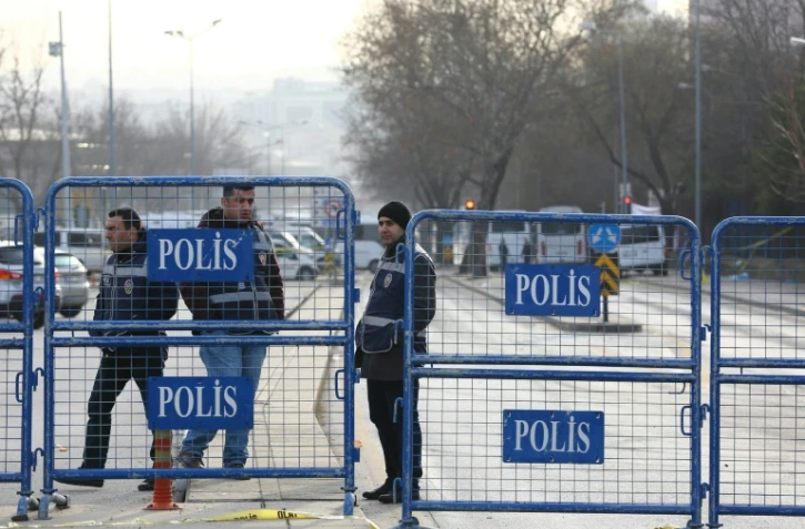 La police turque près du site d'une explosion à Ankara, le 18 février 2016