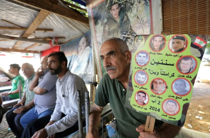 Parents et proches de soldats libanais pris en otages par des jihadistes en 2014 réunis à Beyrouth le 27 août 2017 