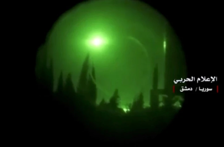 Photo prise de la page twitter du gouvernement syrien le 14 avril 2018, d'une explosion dans le ciel au dessus de Damas après des frappes aériennes menées par les occidentaux sur des bases militaires