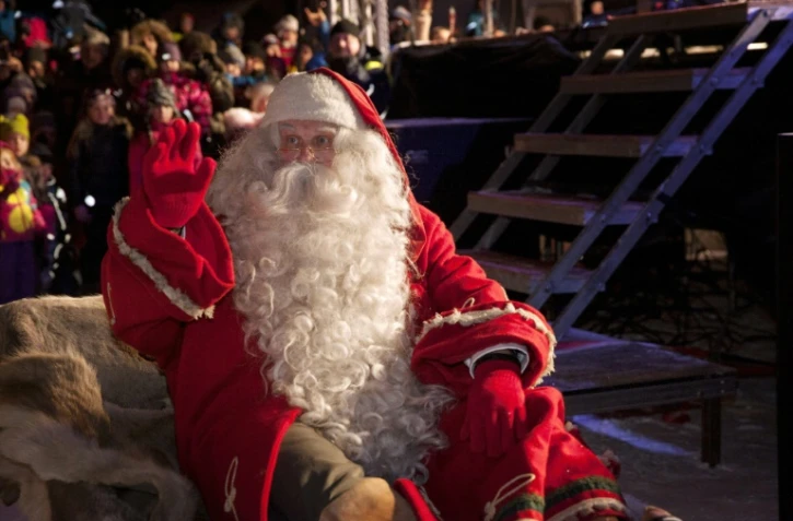 Le périple mondial et virtuel du père Noël est suivi pas à pas jeudi par l'armée américaine et le géant d'internet Google détaillant en temps réel le parcours du mythique personnage et son traîneau rempli de cadeaux.