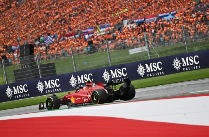 Le Monégasque Charles Leclerc, victorieux du GP de F1 d'Autriche, sous les yeux des supporteurs du Néerlandais Max Verstappen, le 10 juillet 2022 à Spielberg