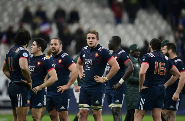 Les joueurs du XV de France abattus à l'issue de leur défaite devant les Springboks au Stade de France, le 18 novembre 2017