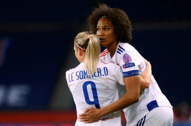 L'attaquante Eugénie Le Sommer (g) et la défenseure Wendie Renard lors du quart de finale retour de la Ligue des champions contre le Paris-SG, au Parc des Princes, le 24 mars 2021