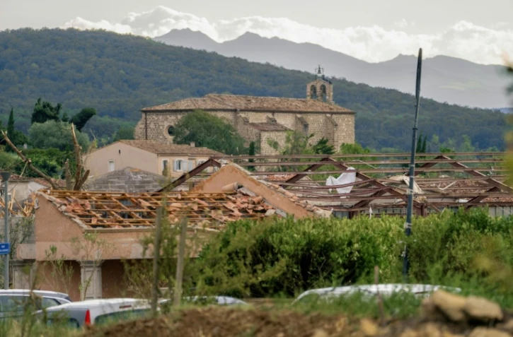 Cette photographie, prise le 24 août 2026, montre des toitures endommagées sur des bâtiments après le passage d'une tornade à Pomas, dans le sud-ouest de la France