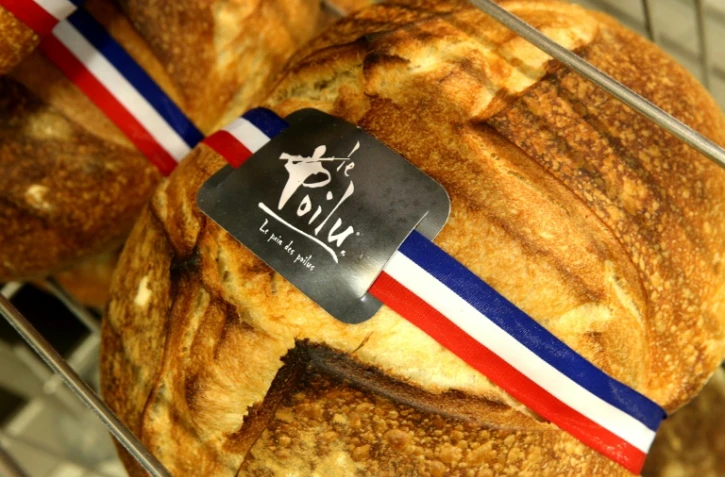 Une miche au levain sertie d'un ruban tricolore: le "pain des Poilus", réplique fidèle de celui distribué aux soldats français pendant la Première Guerre mondiale, le 6 avril 2018 dans une boulangerie de Sedan (Grand Est)