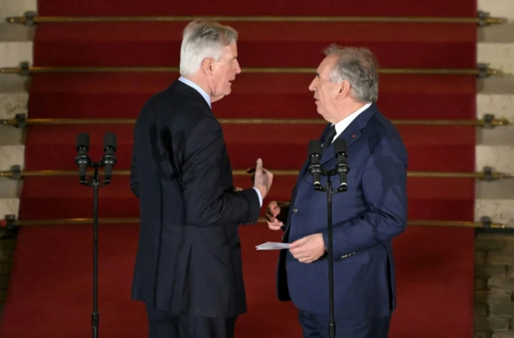 Le Premier ministre sortant Michel Barnier et son successeur François Bayrou lors de la cérémonie de passation de pouvoir à Matignon à Paris le 13 décembre 2024