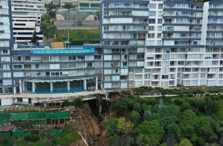 Vue aérienne de l'immeuble Euromarina II à Reñaca, avec un trou sous ses fondations, à Viña del Mar, Chili, le 12 juin 2024