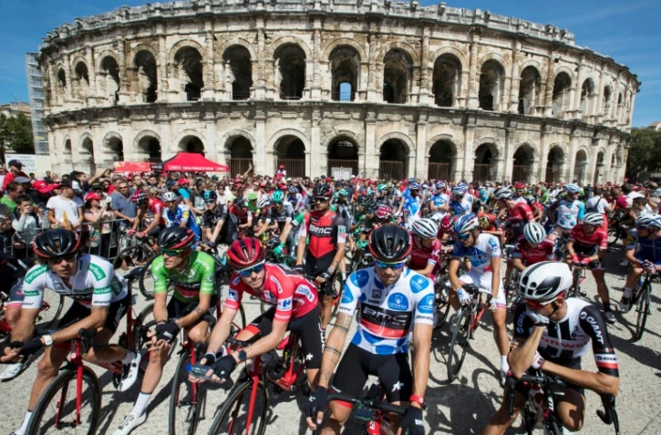 Les concurrents du Tour d'Espagne devant les Arênes de Nîmes avant le départ de la 1ère étape, le 20 août 2017