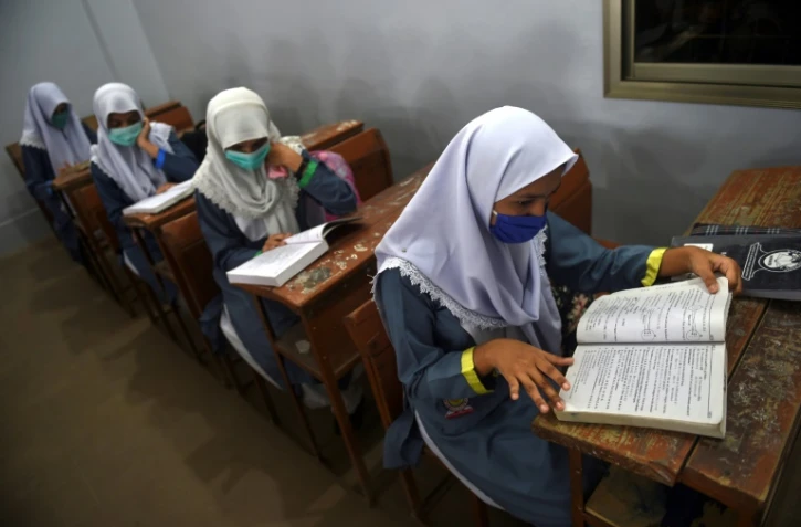 Dans une école de Karachi (Pakistan), où les établissements scolaires ont rouvert après environ six mois, le 15 septembre 2020