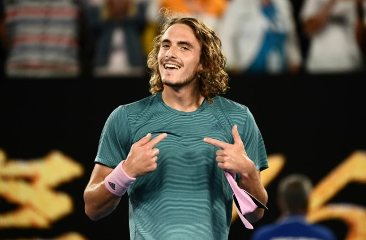 Le Grec Stefanos Tsitsipas célèbre sa victoire face à Roger Federer en 8e de finale de l'Open d'Australie le 20 janvier à Melbourne.