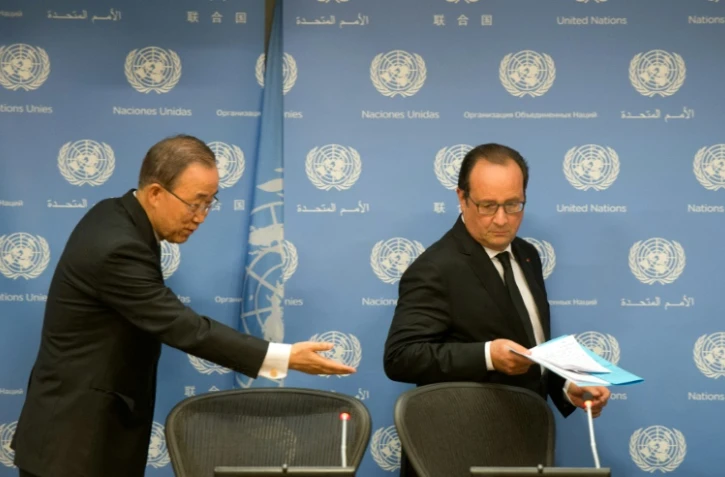 Le président français François Hollande (d) et le secrétaire général des Nations unies Ban Ki-moon, le 27 septembre 2015 à New York 