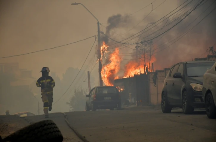 Les feux de forêt gagnent des habitations à Concepcion, au Chili, le 18 janvier 2026