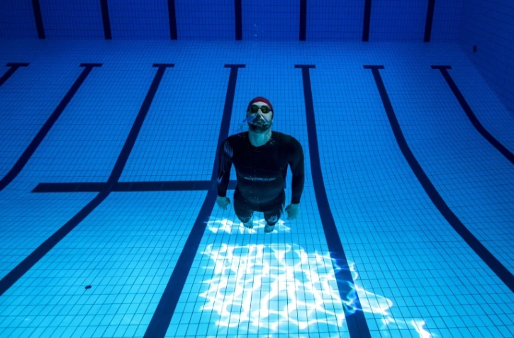 L'apnéiste français Arthur Guérin-Boëri, s'entraine dans une piscine à Montreuil (Seine Saint-Denis) le 9 mars 2021