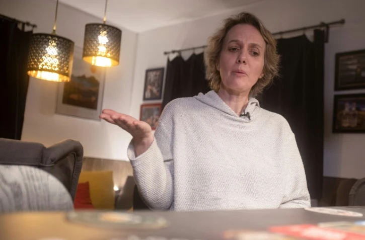 La harpiste Katharina Teufel-Lieli lors d'une interview avec l'AFP sur l'obligation vaccinale contre le Covid-19, chez elle, le 24 janvier 2022 à Neumarkt am Wallersee, en Autriche