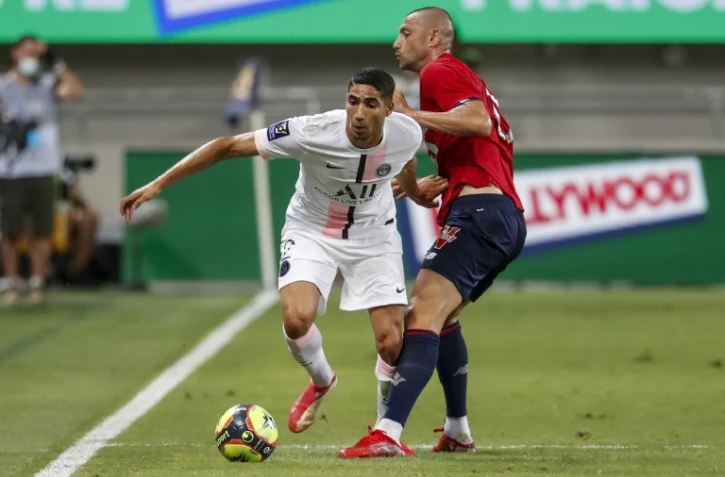Le défenseur du PSG Achraf Hakimi face à l'attaquant de Lille Burak Yilmaz, le 1er août 2021 à Tel Aviv, lors du Trophée des champions qui lance la nouvelle saison