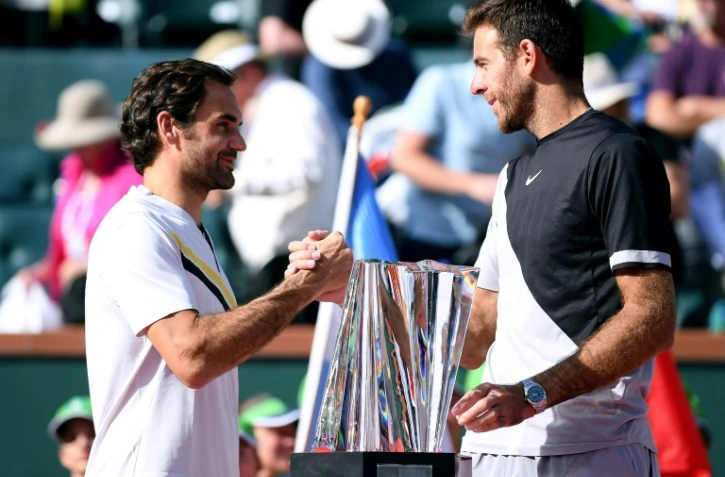 Le Suisse Roger Federer et l'Argentin Juan Martin del Potro se serrant la main à l'issue de leur finale, remportée par Del Potro, à Indian Wells, le 18 mars 2018