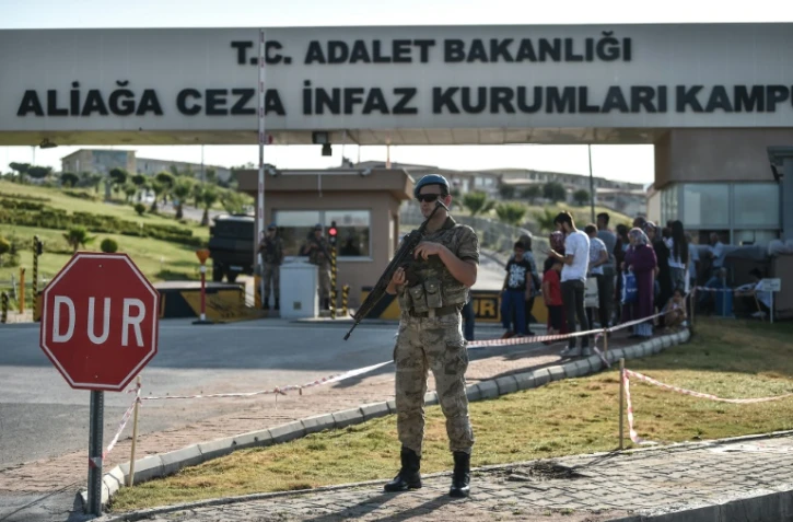 Un soldat turc en faction devant l'entrée du tribunal d'Aliaga dans l'ouest de la Turquie, durant le procès du pasteur américain Andrew Brunson le 18 juillet 2018