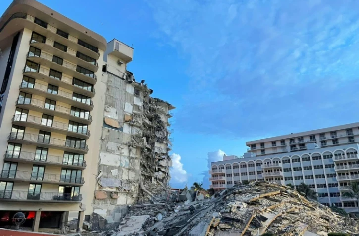 Image transmise par les secours du comté de Miami-Dade de l'immeuble effondré à Surfside, en Floride, le 25 juin 2021