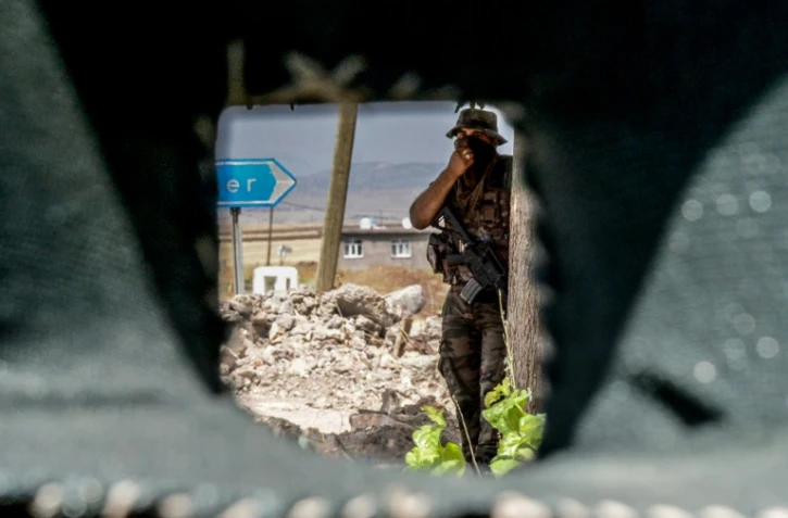 Un soldat turc tient un point de contrôle à Diyarbakir, dans le sud-est de la Turquie, le 26 juin 2016