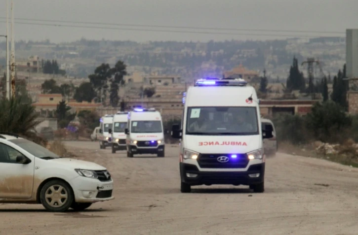 Des ambulances arrivent dans Alep ouest le 16 décembre 2016