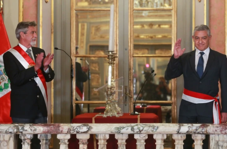 Le président par intérim du Pérou, Francisco Sagasti applaudit l'investiture de son ministre de l'Intérieur, Jose Manuel Elice