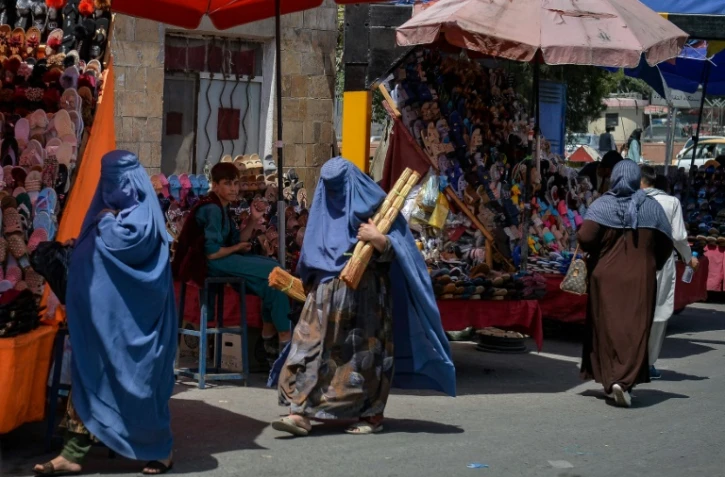 Des Afghanes en burqa dans une rue de Kaboul, le 23 août 2021