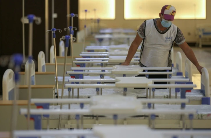 Un bénévole travaille dans un hôpital, dans le centre de Bagdad, le 21 juin 2020 en Irak