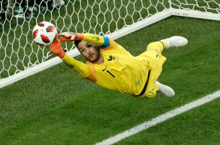 Lloris stoppe le ballon lors de la qualification de la France en finale du Mondial le 10 juillet 2018 